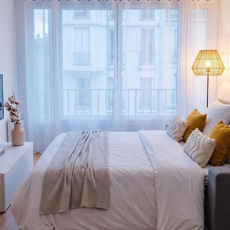 Large Bright 5mins From Champs Elysees *